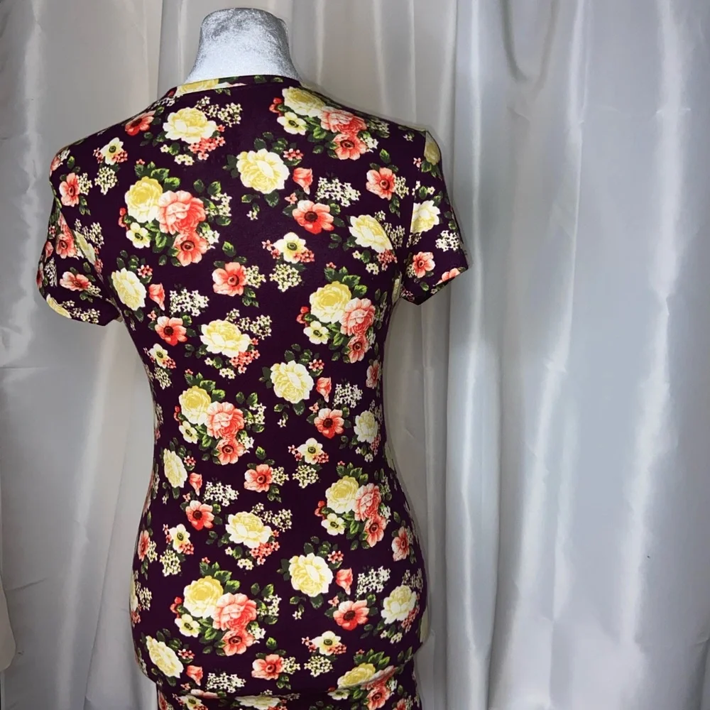 Wet Seal V-Neck T-Shirt Brown With Floral Design Size Medium . (J) - Picture 2 of 9